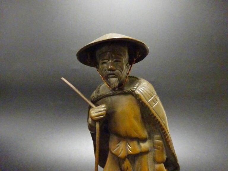 SUJET EN BRONZE REPRESENTANT UN PAYSAN - Vietnam, - Il se tient debout sur son…