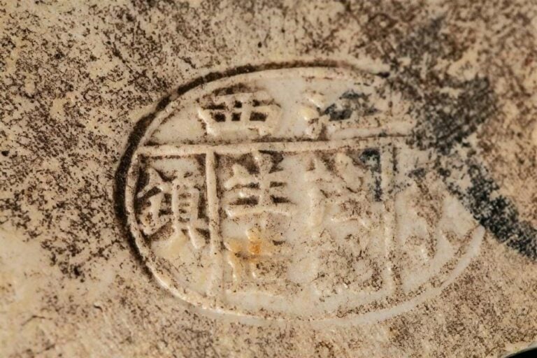 SUJET EN PORCELAINE MOULEE REPRESENTANT UN PUTAI / BOUDDHA RIEUR ENTOURE DE CIN…