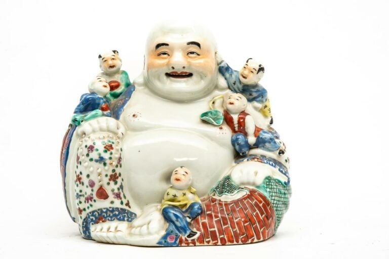 SUJET EN PORCELAINE MOULEE REPRESENTANT UN PUTAI / BOUDDHA RIEUR ENTOURE DE CIN…