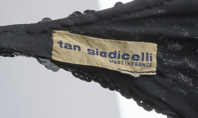 TAN GIUDICELLI - 1970s - ROBE DU SOIR en crêpe jersey noir et paillettes forman…