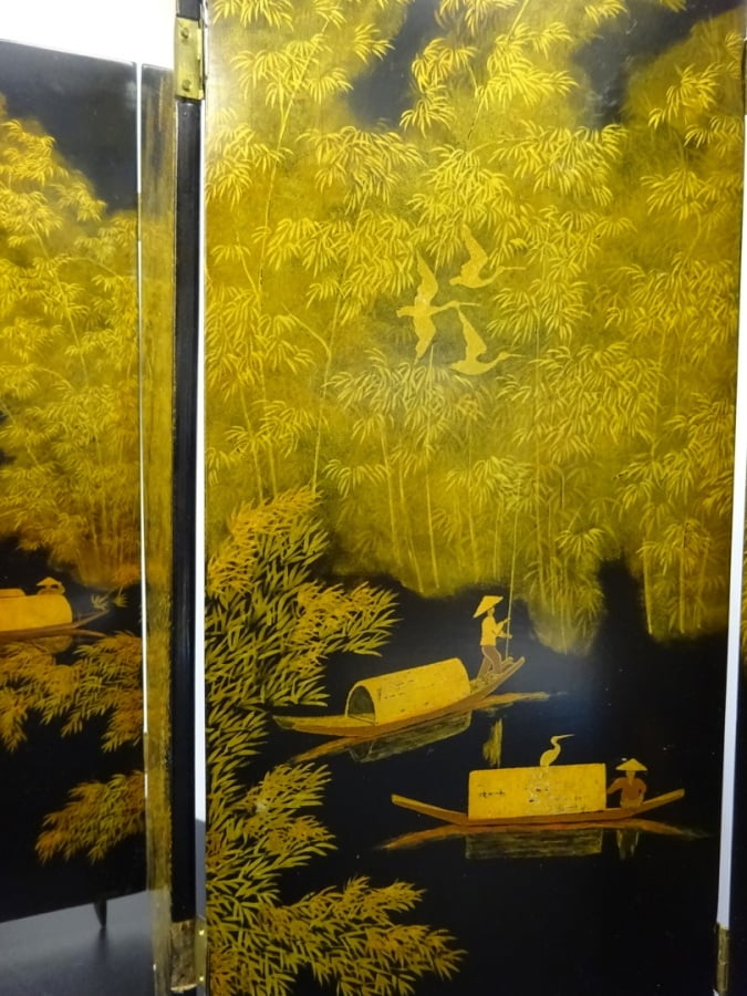 TAN HONG (?) - Vietnam, - Petit paravent en bois noirci laqué doré à décor de p…