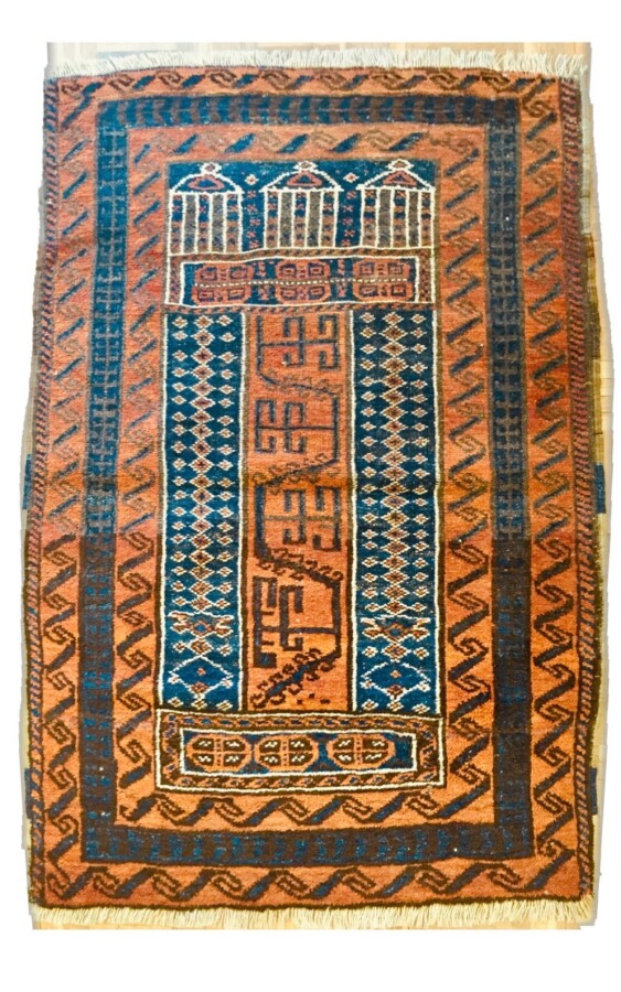 Tapis afghan, à motif de 3 Mihrabs sur fond cognac, et un décor de vaguelettes.…