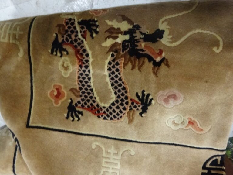 TAPIS - Chine - Centré d'un dragon lové volant à la poursuite de la perle sacré…