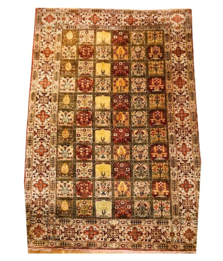 Tapis Goum en soie à motifs floraux dans des quadrillages. - 197x137cm