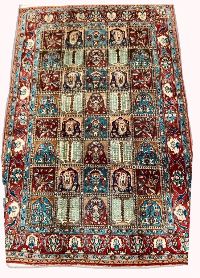 Tapis Iranien Goum à motifs floraux et végétaux quadrillés, en laine et soie  -…