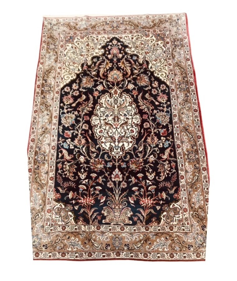 Tapis Iranien Goum en laine et soie à médaillon central à décor de félins et vé…