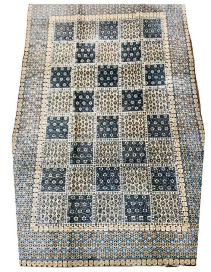 Tapis Iranien Goum en laine et soie à motif patchwork de fleurettes sur fond bl…