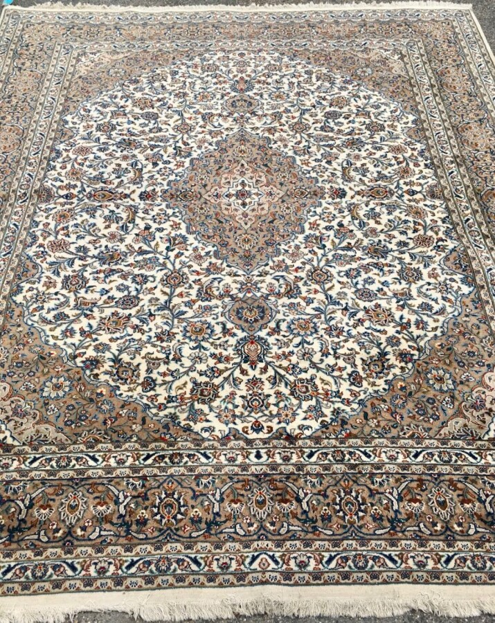 Tapis Iranien Kashan à motif central à fond ivoire sur fond beige. - 400x300cm…