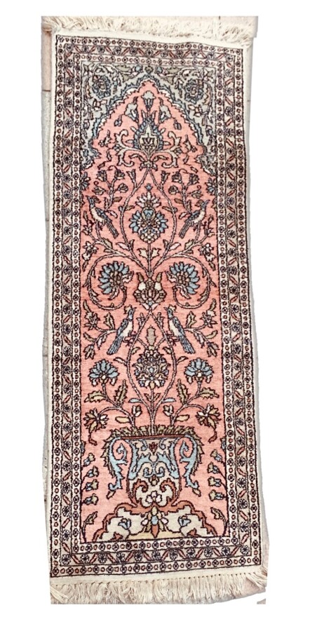 Tapis turc en soie à motif d'un vase fleuri sur fond saumon. - 123x46cm
