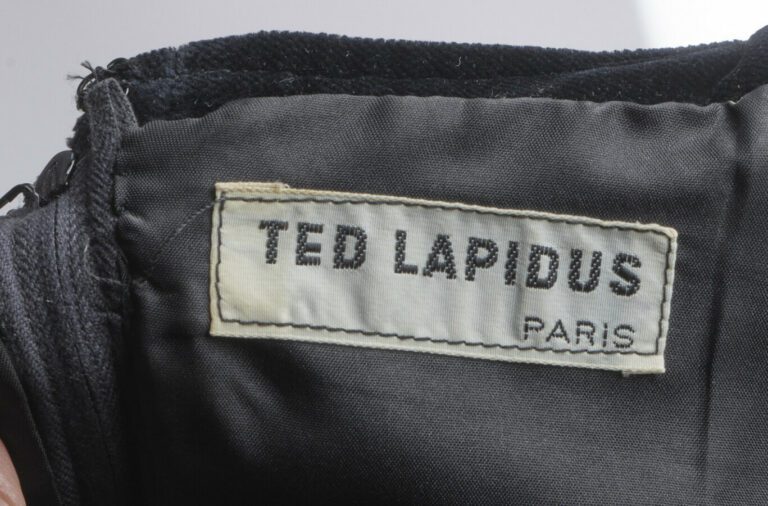 TED LAPIDUS - 1970s - ROBE en velours noir volantée de dentelle anglaise (env.…