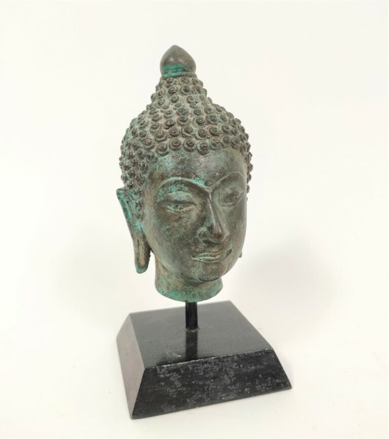 Tête en bronze de bouddha dans le style Sukhothai, les yeux mi-clos, une expres…