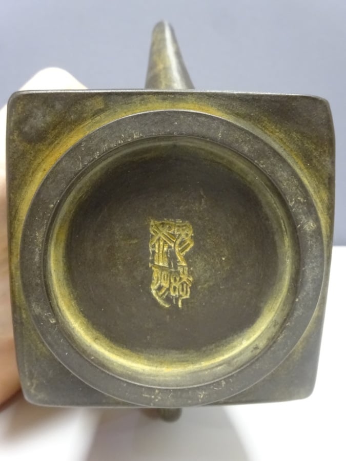 THEIERE EN TERRE CUITE - Chine, - Médaillon inscrit de caractères archaïques, f…
