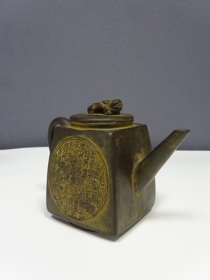 THEIERE EN TERRE CUITE - Chine, - Médaillon inscrit de caractères archaïques, f…