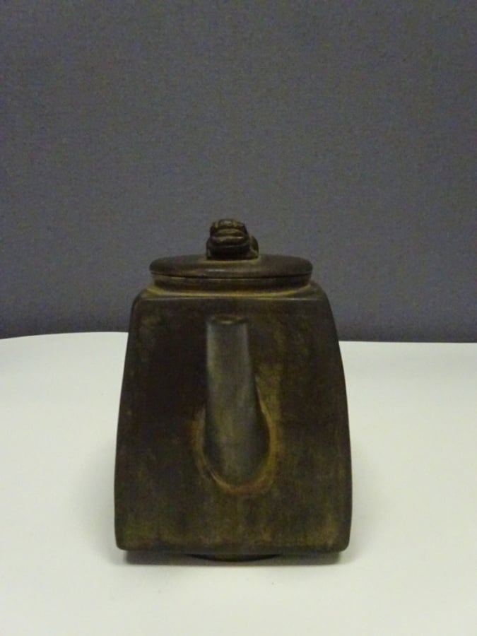 THEIERE EN TERRE CUITE - Chine, - Médaillon inscrit de caractères archaïques, f…