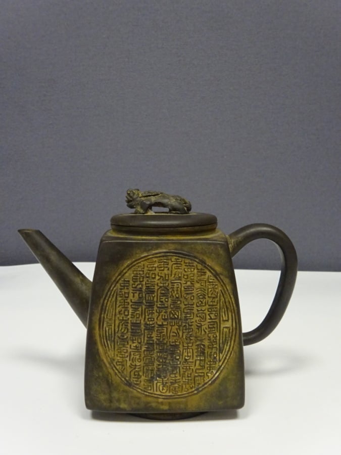 THEIERE EN TERRE CUITE - Chine, - Médaillon inscrit de caractères archaïques, f…