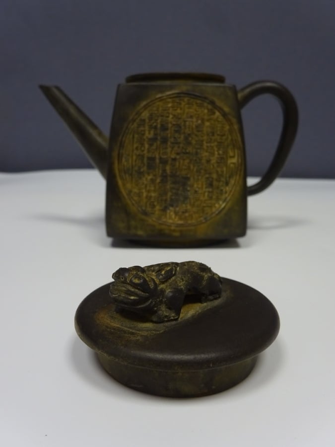 THEIERE EN TERRE CUITE - Chine, - Médaillon inscrit de caractères archaïques, f…