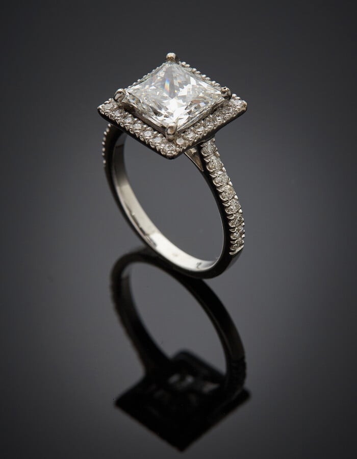 TIFFANY - BAGUE carrée en or gris (750) serti d'un diamant taille princesse pes…