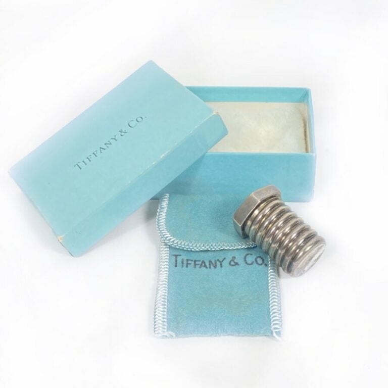 TIFFANY & CO. Boîte à pilules en forme de vis en argent (minimum 800 millièmes)…