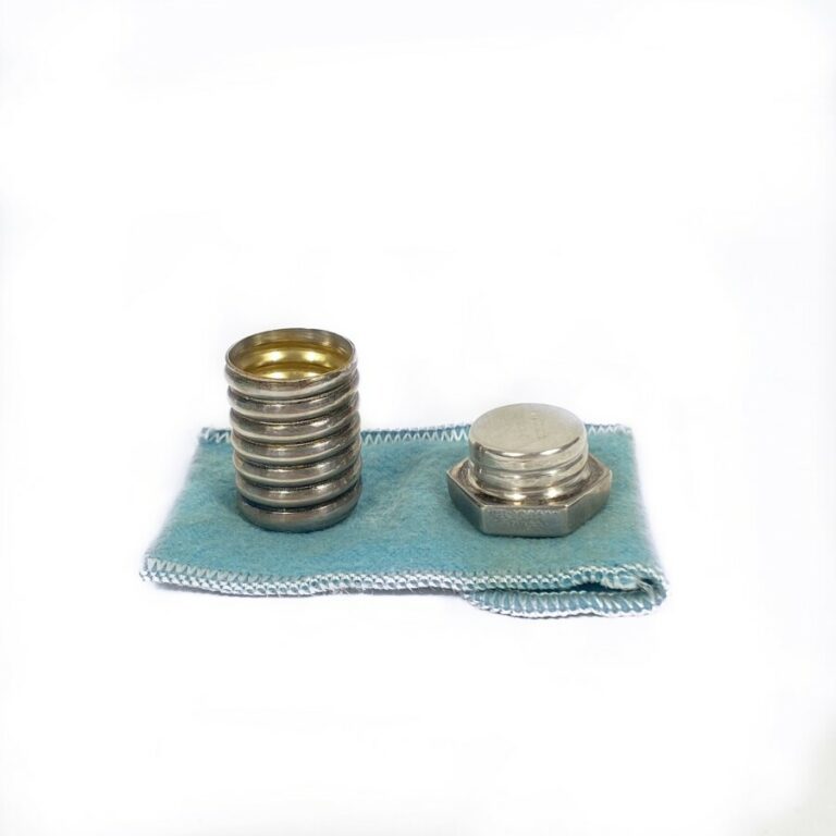 TIFFANY & CO. Boîte à pilules en forme de vis en argent (minimum 800 millièmes)…