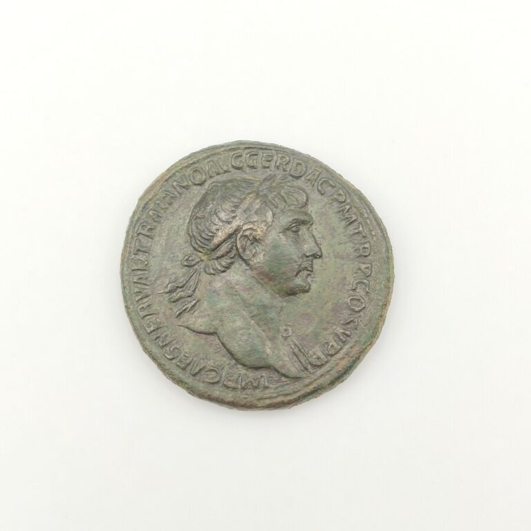 Trajan (98-117). Sesterce au temple de Jupiter, c. 107-108, Rome. RIC 575, C. 5…