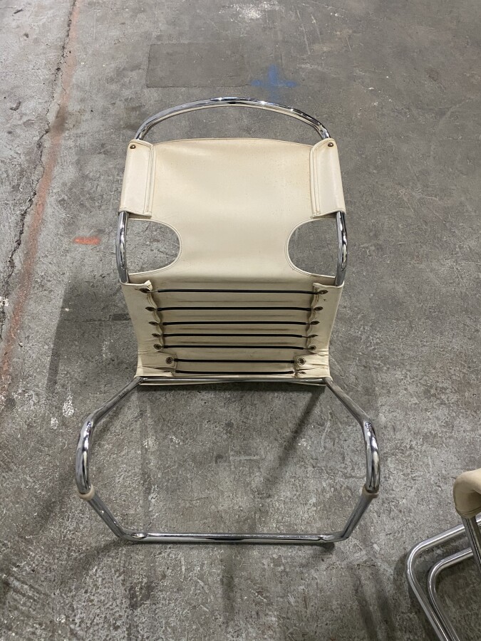 Travail des années 70 - Suite de trois chaises, structure en tube de métal chro…
