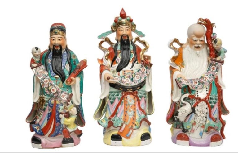 TRIADE FU LU SHOU EN PORCELAINE A DECOR EMAILLE POLYCHROME - Chine, Moderne - (…