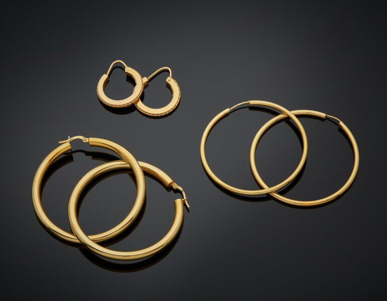 Trois paires de BOUCLES d'OREILLES "créoles" en or jaune (750) uni et uneplus p…
