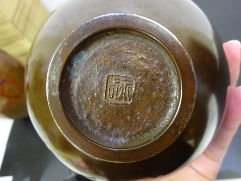 Tsuda Eiju (1915-2001) - Japon, XXe siècle - Vase en bronze en forme de pomme à…