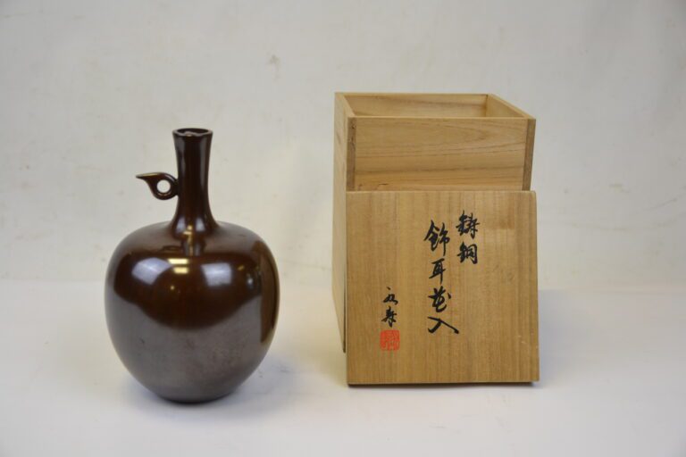 Tsuda Eiju (1915-2001) - Japon, XXe siècle - Vase en bronze en forme de pomme à…