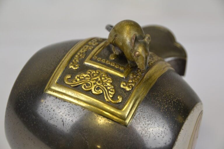 UCHIDE NO KOZUCHI OU MAILLET MAGIQUE EN BRONZE DAMASQUINE - Japon, XXe siècle -…