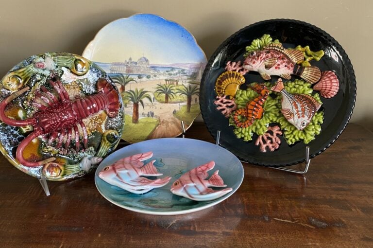 Un lot comprenant : une assiette"Nice", une assiette "homard", une assiette"poi…