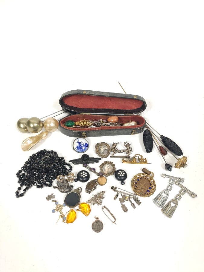 Un lot de bijoux et éléments anciens (épingle à chapeaux, broches, épingle de c…