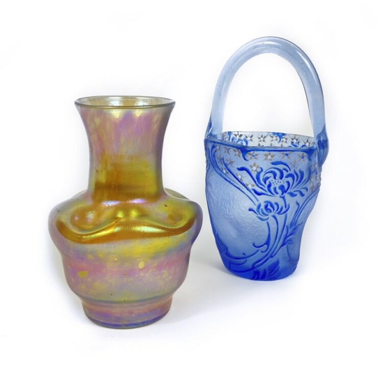 Un vase en verre irisé dans le goût de Loetz - et Un panier en verre givré bleu…