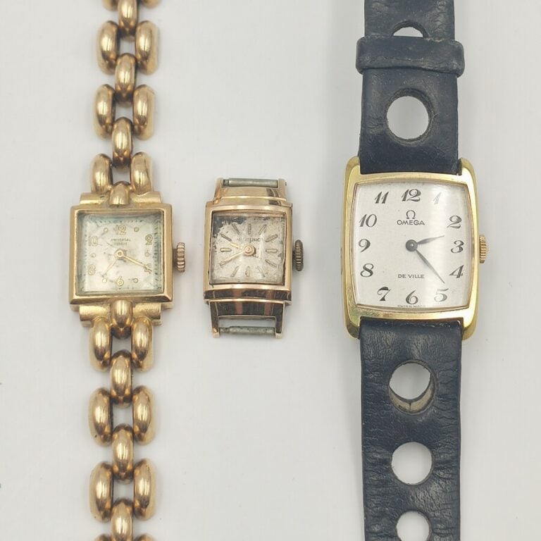 UNIVERSAL GENEVE. Montre de dame en or jaune à mailles souples, boîtier carré.…