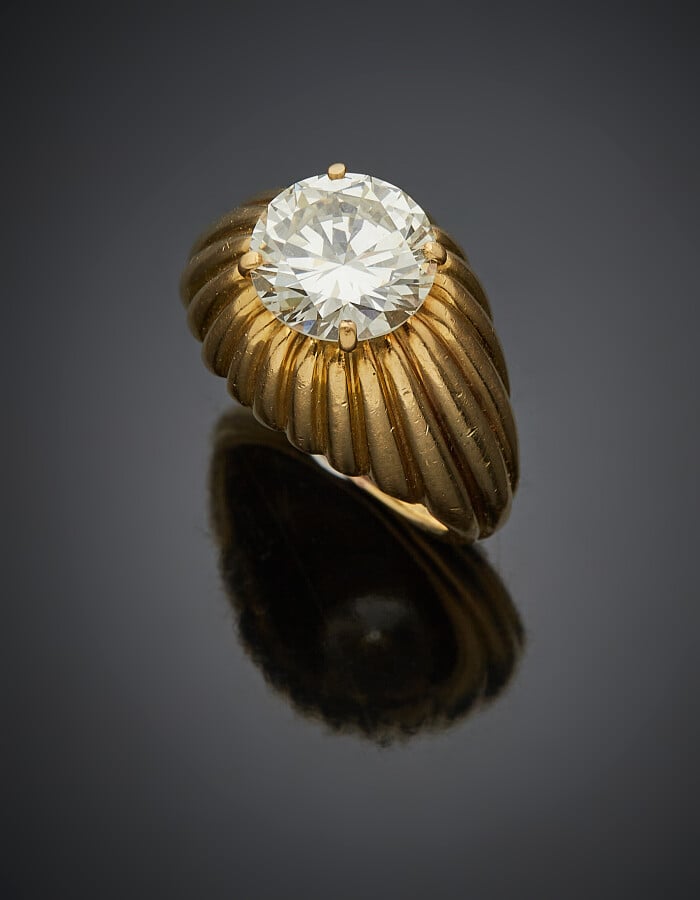 VAN CLEEF & ARPELS - BAGUE « dôme » en or jaune (750) godronné rehaussé d'un di…