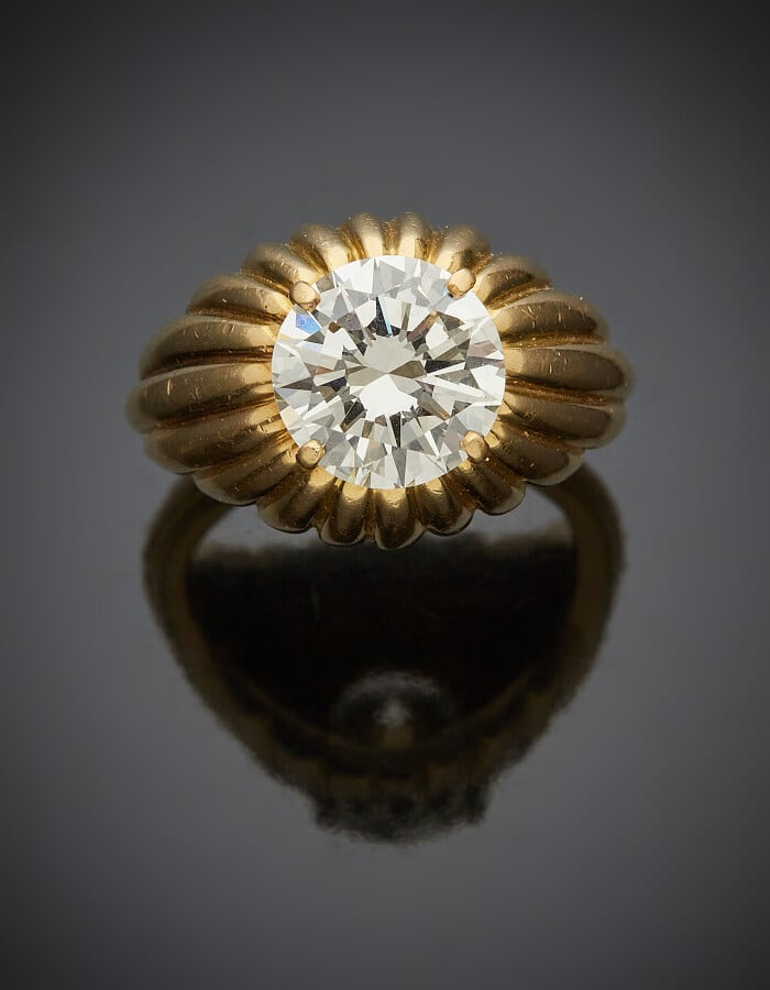 VAN CLEEF & ARPELS - BAGUE « dôme » en or jaune (750) godronné rehaussé d'un di…