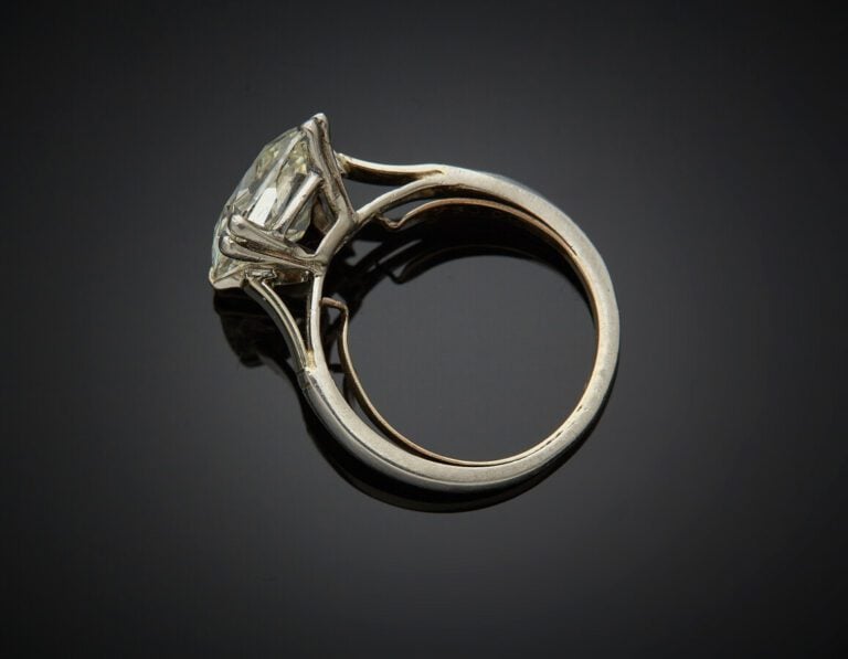 VAN CLEEF & ARPELS - BAGUE en or gris (750) serti d'un diamant pesant 4,5 carat…