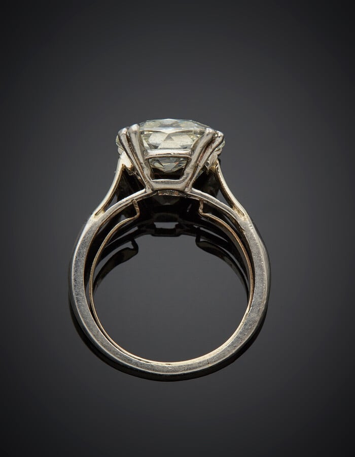 VAN CLEEF & ARPELS - BAGUE en or gris (750) serti d'un diamant pesant 4,5 carat…