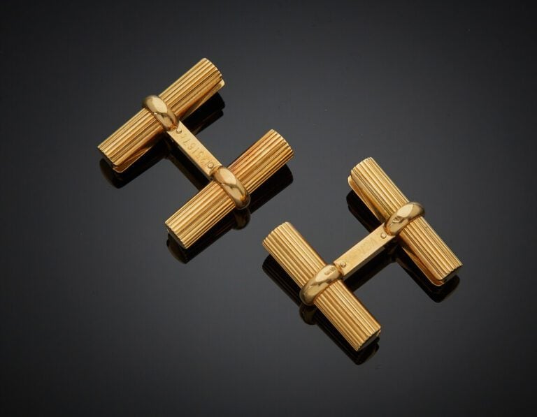 VAN CLEEF & ARPELS - Paire de BOUTONS de MANCHETTES en or jaune (750) à bâtonne…