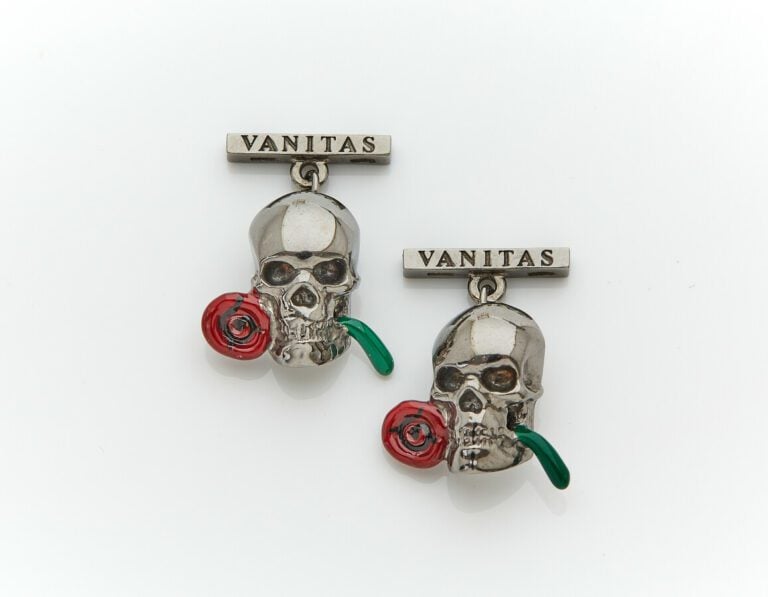 VANITAS - Paire de BOUTONS DE MANCHETTES « vanités » en or noirci (750 millième…