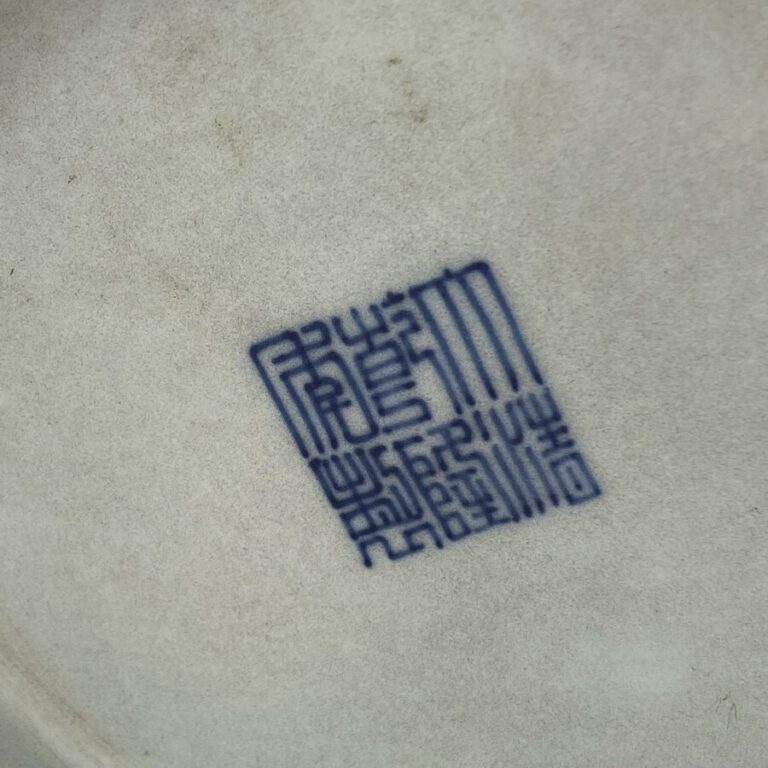 Vase balustre à col agrémenté de deux anses en porcelaine bleu/blanc de style Q…
