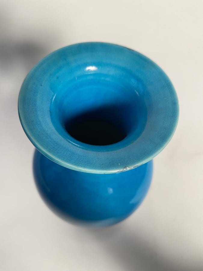 VASE BALUSTRE EN CÉRAMIQUE A GLACURE BLEU TURQUOISE. - (Petite restauration au…