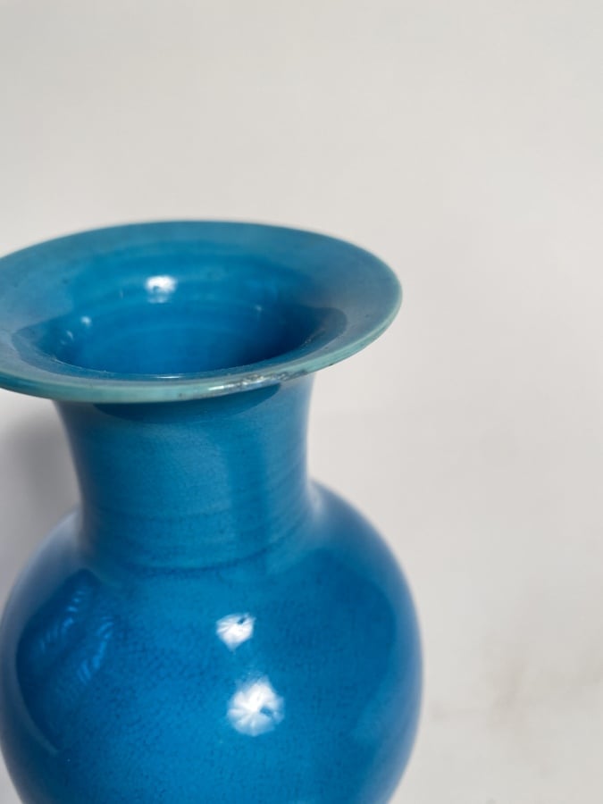 VASE BALUSTRE EN CÉRAMIQUE A GLACURE BLEU TURQUOISE. - (Petite restauration au…