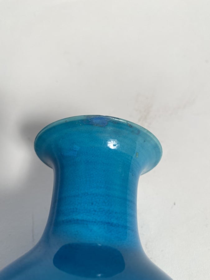 VASE BALUSTRE EN CÉRAMIQUE A GLACURE BLEU TURQUOISE. - (Petite restauration au…