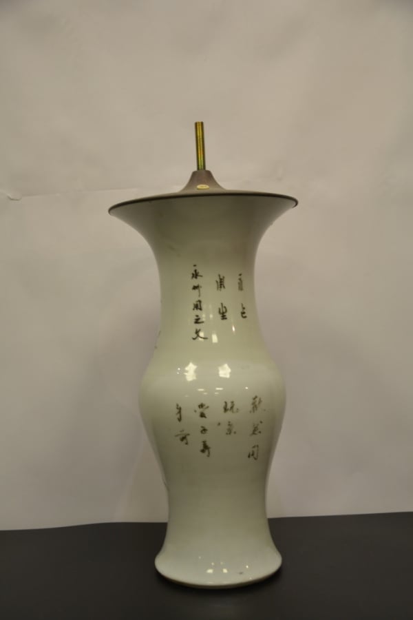 VASE BALUSTRE EN PORCELAINE BLANCHE DANS LE GOUT DE LA FAMILLE ROSE - Chine, -…