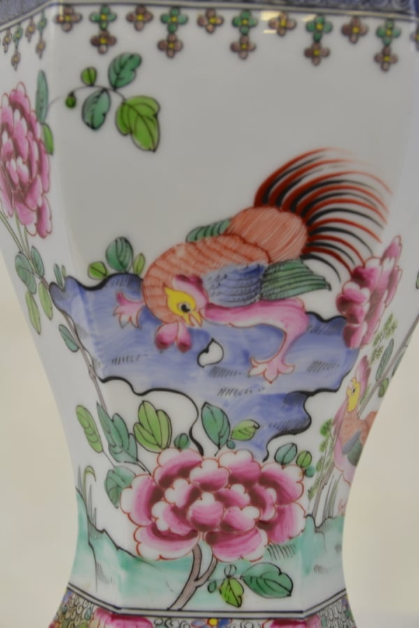 VASE BALUSTRE EN PORCELAINE BLANCHE DANS LE GOUT DE LA FAMILLE ROSE - Chine, St…