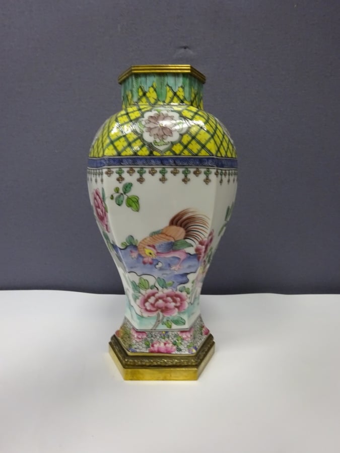 VASE BALUSTRE EN PORCELAINE BLANCHE DANS LE GOUT DE LA FAMILLE ROSE - Chine, St…