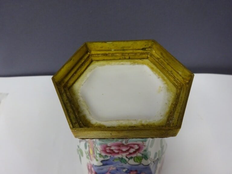 VASE BALUSTRE EN PORCELAINE BLANCHE DANS LE GOUT DE LA FAMILLE ROSE - Chine, St…