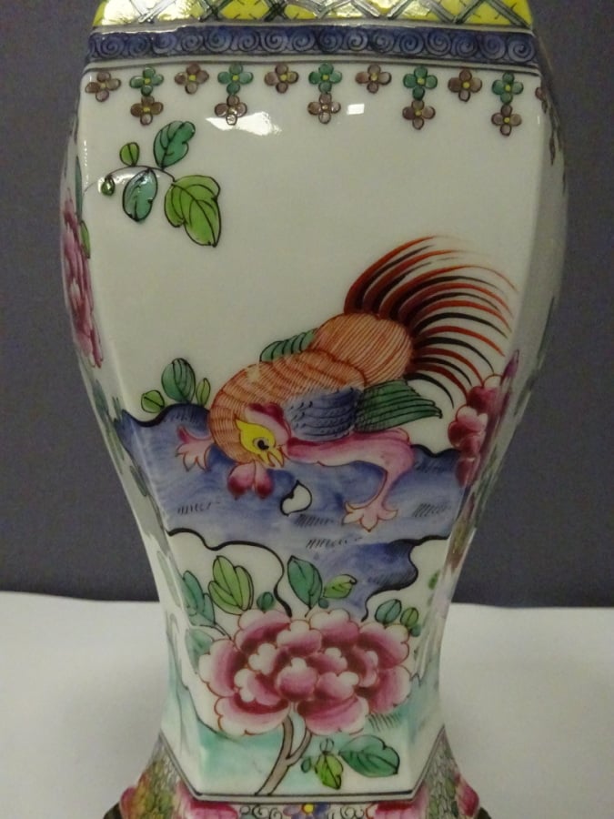 VASE BALUSTRE EN PORCELAINE BLANCHE DANS LE GOUT DE LA FAMILLE ROSE - Chine, St…