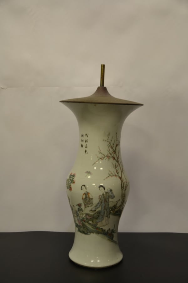VASE BALUSTRE EN PORCELAINE BLANCHE DANS LE GOUT DE LA FAMILLE ROSE - Chine, -…